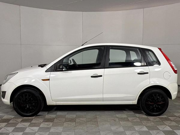 2014-Ford-Figo-14-Ambiente image:17