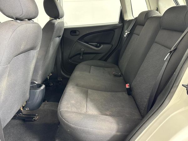 2014-Ford-Figo-14-Ambiente image:3