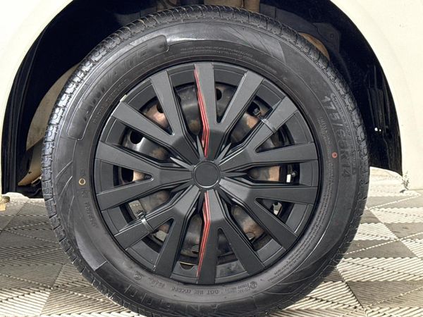 2014-Ford-Figo-14-Ambiente image:5