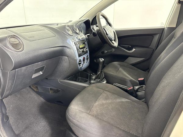 2014-Ford-Figo-14-Ambiente image:8