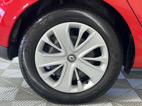 2017-Renault-Clio-IV-900T-Expression-5-dr-66kW image:7