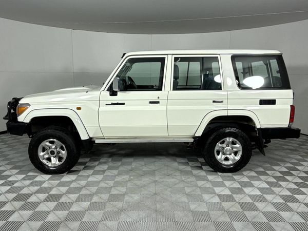 2020-Toyota-Land-Cruiser-76-45-D-V8-Station-Wagon image:17