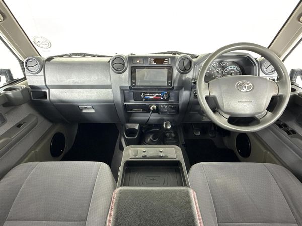 2020-Toyota-Land-Cruiser-76-45-D-V8-Station-Wagon image:1