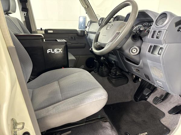 2020-Toyota-Land-Cruiser-76-45-D-V8-Station-Wagon image:8