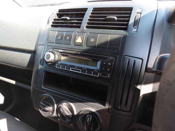 2014-Volkswagen-Polo-Vivo-14-Trendline-5-dr image:11