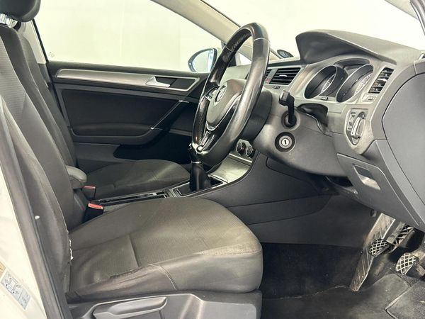 2014-Volkswagen-Golf-VII-14-TSI-Comfortline image:9