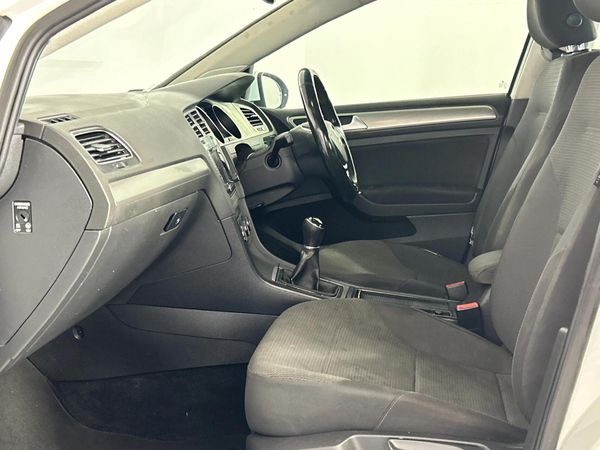 2014-Volkswagen-Golf-VII-14-TSI-Comfortline image:8