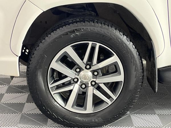 2019-Toyota-Hilux-28-GD-6-Raised-Body-Auto-Raider-Double-Cab image:4