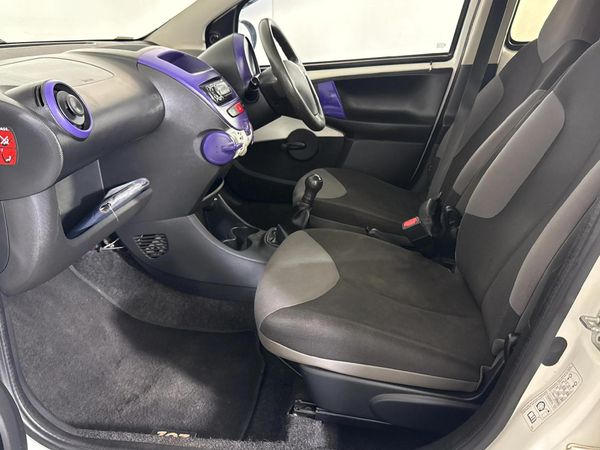 2013-Peugeot-107-Urban image:8