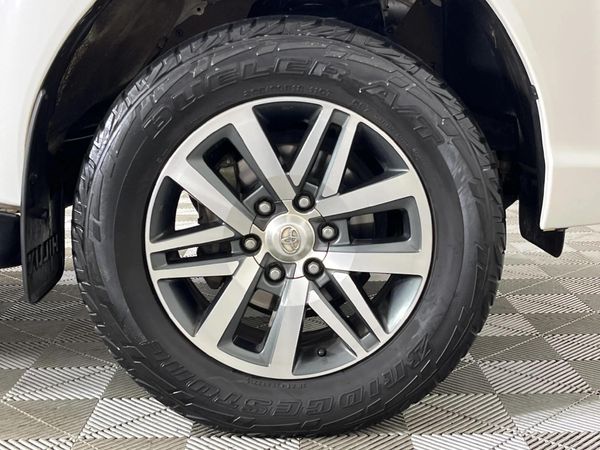 2019-Toyota-Hilux-28-GD-6-Raised-Body-Auto-Raider-Double-Cab image:4