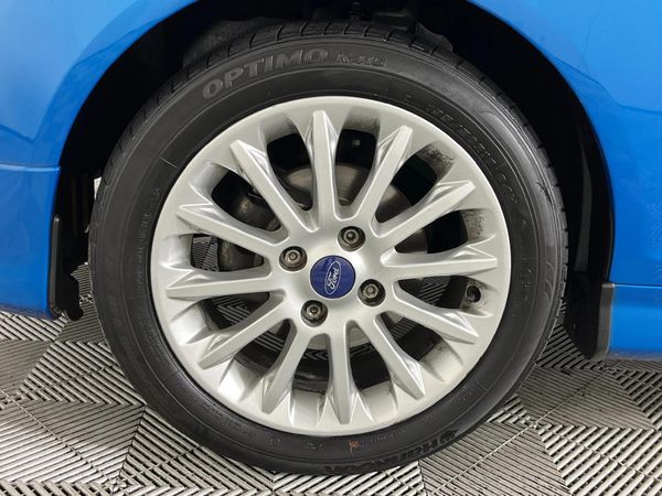2015-Ford-Fiesta-10-EcoBoost-Titanium-5-dr image:4