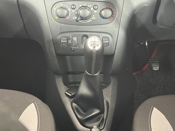 2014-Renault-Sandero-900T-Stepway image:10