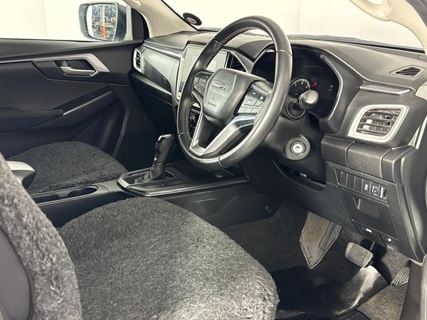 2022-Isuzu-D-Max-19-DDI-HR-LS-Auto-Double-Cab image:9