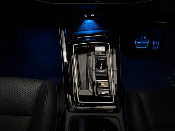 2025-Volkswagen-Golf-8-20-TSI-R-DSG image:23