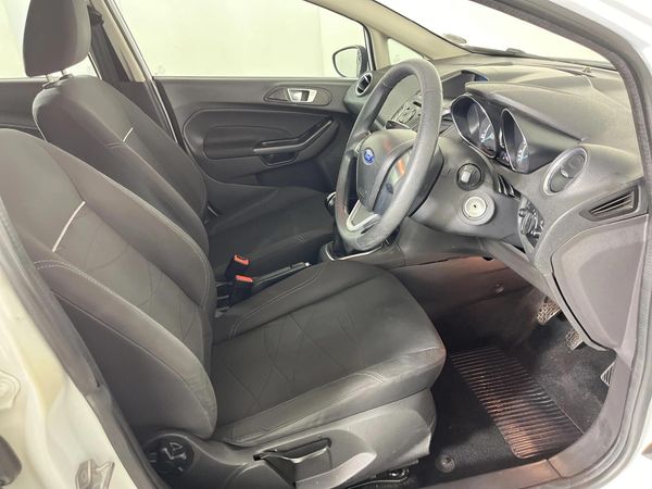 2015-Ford-Fiesta-10-EcoBoost-Trend-5-dr image:9