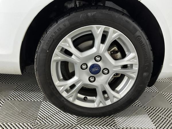 2015-Ford-Fiesta-10-EcoBoost-Trend-5-dr image:5