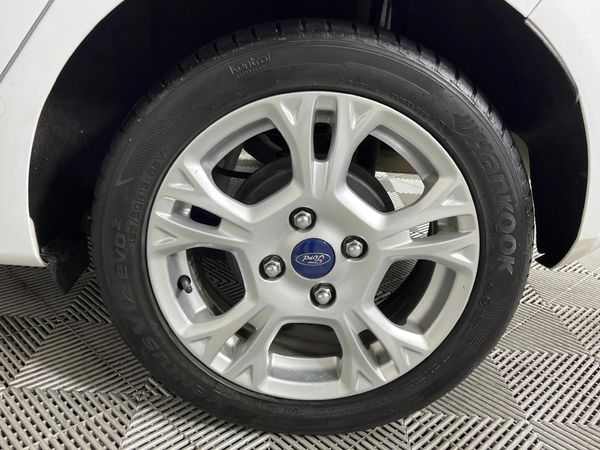 2015-Ford-Fiesta-10-EcoBoost-Trend-5-dr image:6