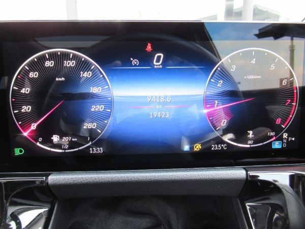 2025-Mercedes-Benz-GLA-200-Auto image:11