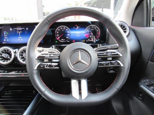 2025-Mercedes-Benz-GLA-200-Auto image:13