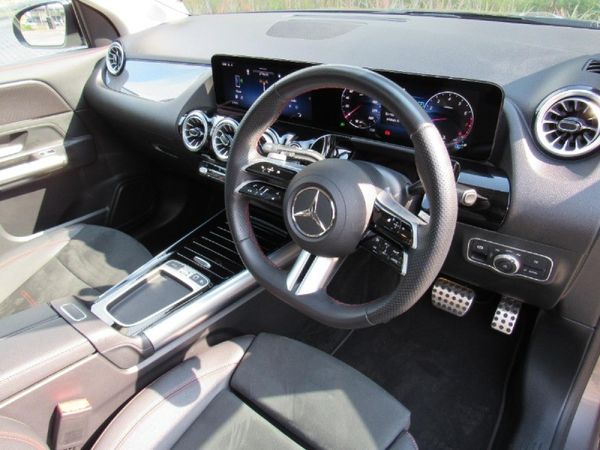 2025-Mercedes-Benz-GLA-200-Auto image:2