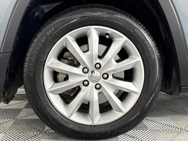 2015-Jeep-Cherokee-32-Limited-Auto image:4