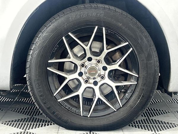 2008-Toyota-Yaris-T1-5-dr image:5