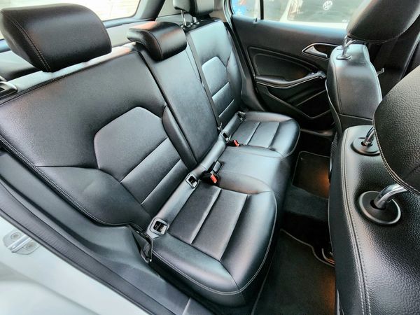 2015-Mercedes-Benz-GLA-220-CDI-Auto-4Matic image:7