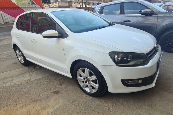 2011-Volkswagen-Polo-16-Comfortline-5-dr image:1