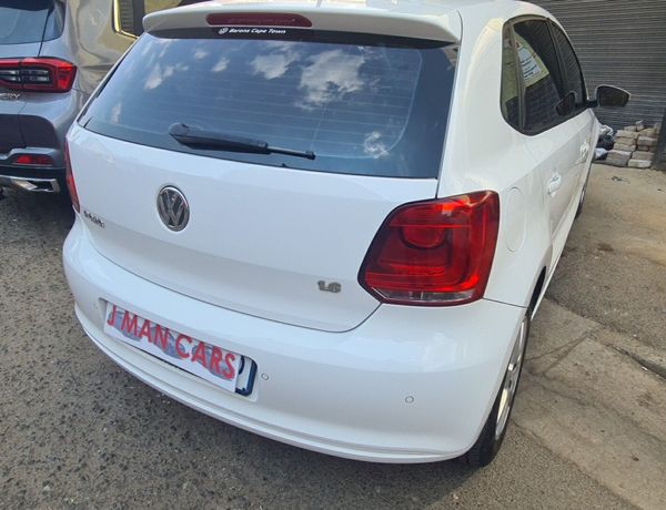 2011-Volkswagen-Polo-16-Comfortline-5-dr image:3