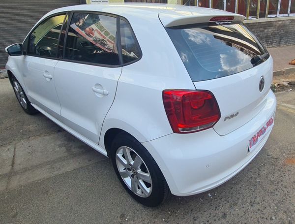 2011-Volkswagen-Polo-16-Comfortline-5-dr image:4