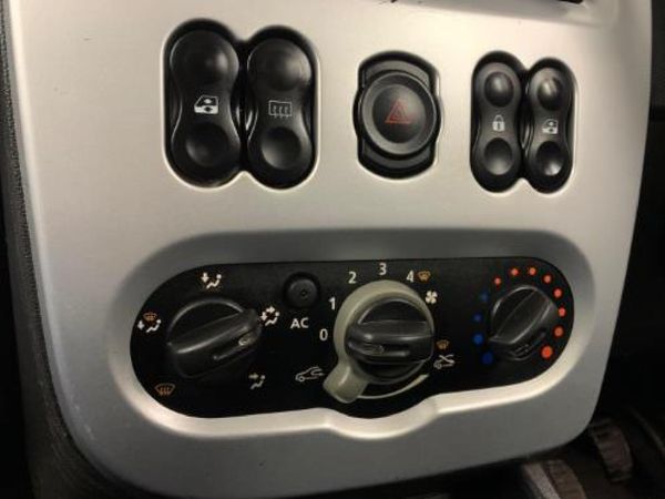 2013-Renault-Sandero-16-Expression image:17