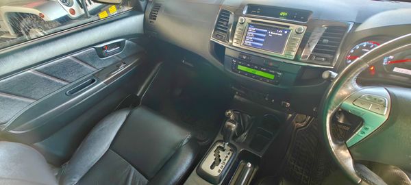 2015-Toyota-Fortuner-30-D-4D-4x4-Auto image:9
