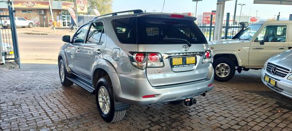 2015-Toyota-Fortuner-30-D-4D-4x4-Auto image:3