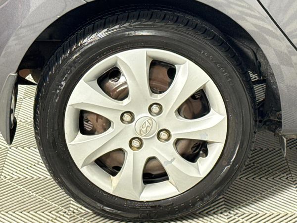2012-Hyundai-i10-125-GLS-Fluid image:7