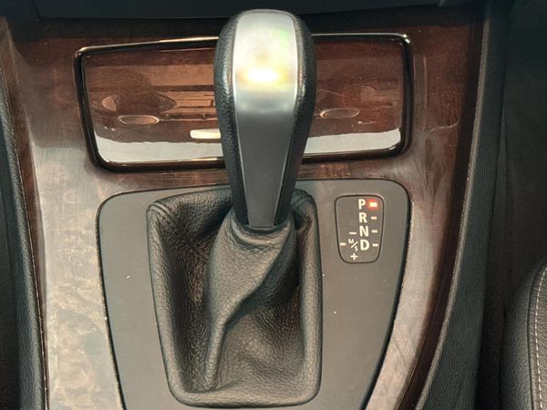 2010-BMW-3-Series-323i-Innovation-Auto image:10