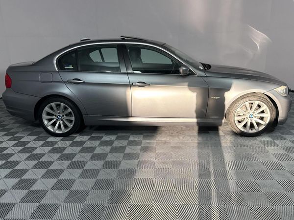 2010-BMW-3-Series-323i-Innovation-Auto image:18