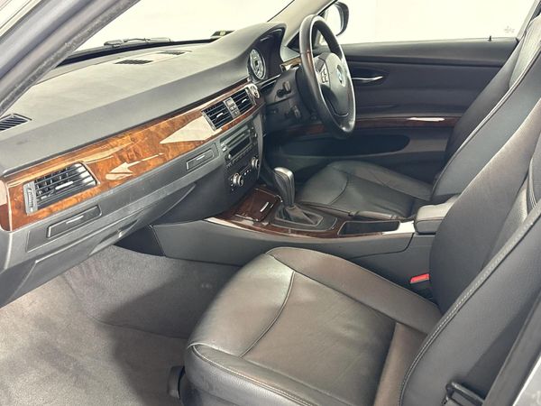 2010-BMW-3-Series-323i-Innovation-Auto image:8