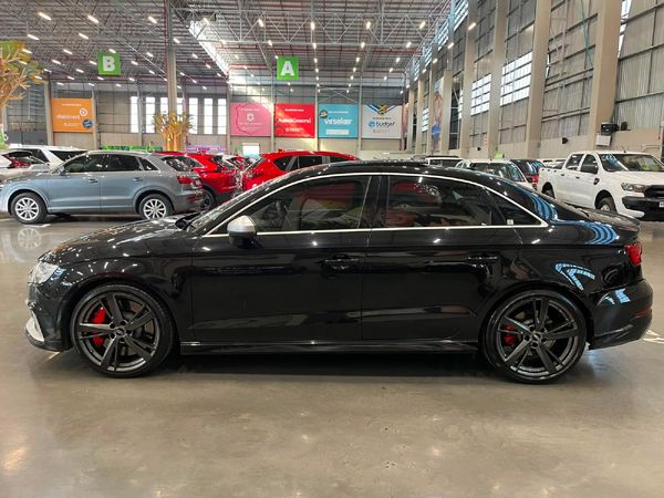 2019-Audi-RS3-Sedan-quattro image:5
