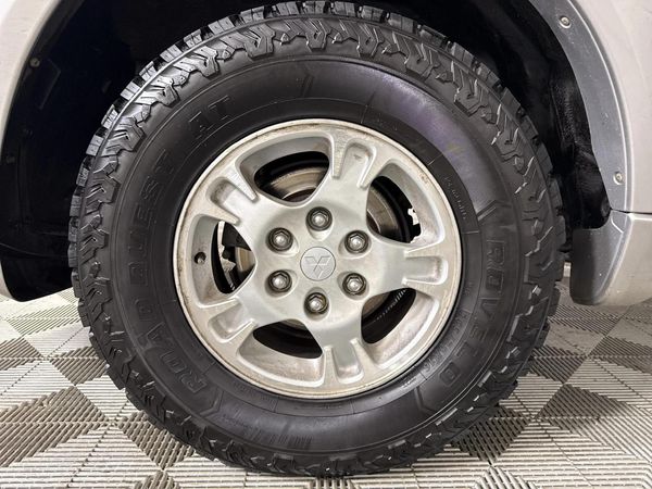 2001-Mitsubishi-Pajero-3500i-Auto-5-dr image:5
