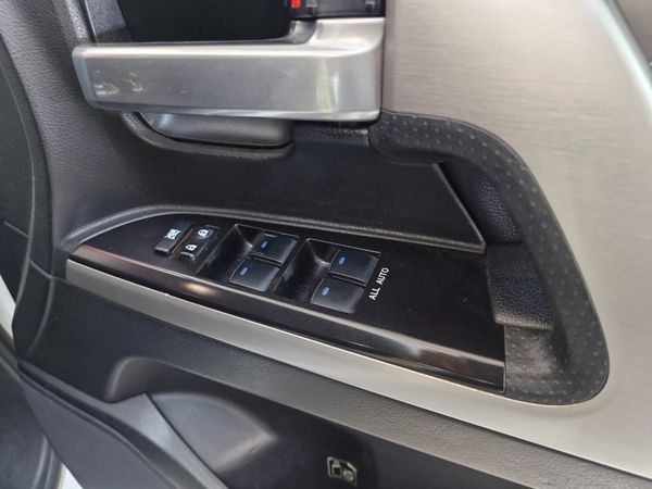 2018-Toyota-Land-Cruiser-200-45-D-V8-VX-R-Auto image:9
