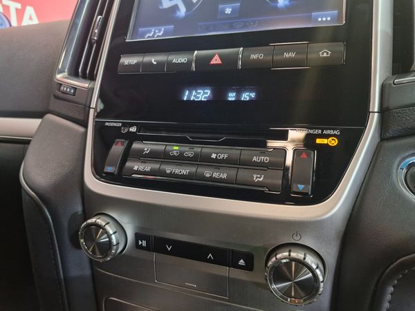 2018-Toyota-Land-Cruiser-200-45-D-V8-VX-R-Auto image:14