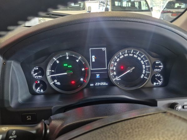 2018-Toyota-Land-Cruiser-200-45-D-V8-VX-R-Auto image:16