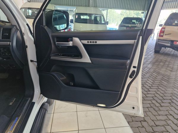 2018-Toyota-Land-Cruiser-200-45-D-V8-VX-R-Auto image:21