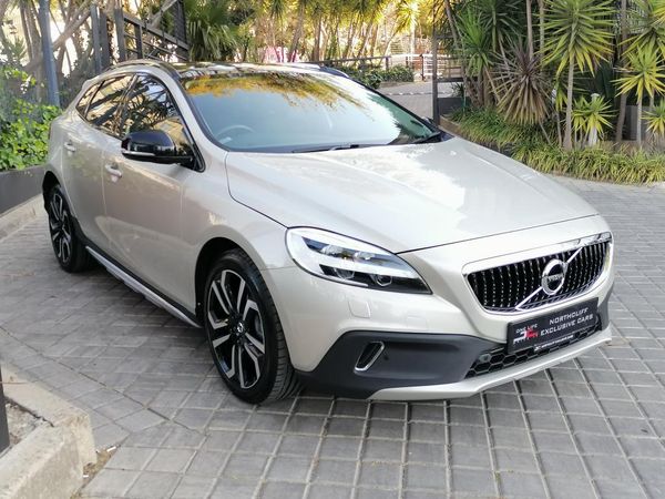 2019-Volvo-V40-CROSS-COUNTRY-D3-MOMENTUM image:1