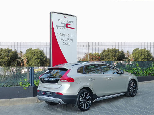 2019-Volvo-V40-CROSS-COUNTRY-D3-MOMENTUM image:2