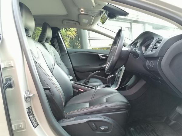 2019-Volvo-V40-CROSS-COUNTRY-D3-MOMENTUM image:4