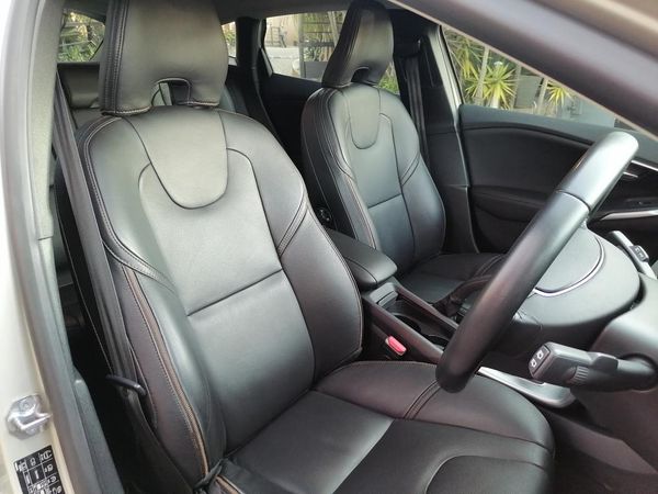 2019-Volvo-V40-CROSS-COUNTRY-D3-MOMENTUM image:5