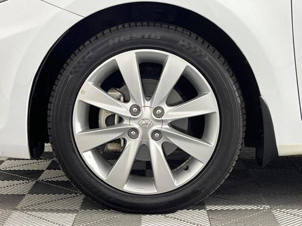 2016-Hyundai-Accent-16-Fluid-5-dr image:4