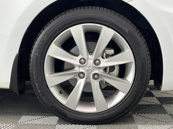 2016-Hyundai-Accent-16-Fluid-5-dr image:5