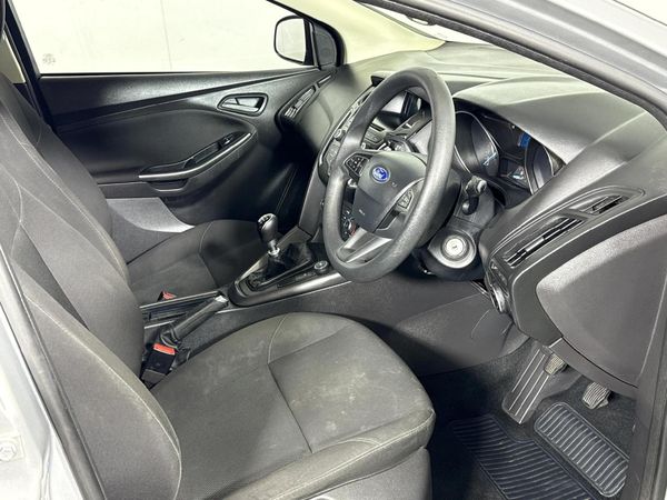 2015-Ford-Focus-10-EcoBoost-Ambiente image:9